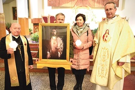 Rodzina Janusiów jako pierwsza zabrała wizerunek NSPJ do swojego domu. Z lewej ks. Wiesław Pietrzak SCJ, z prawej ks. Bogusław Pociask SCJ. 