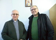 Krzysztof Kurek z ks. Dariuszem Mikowskim.