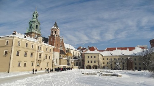 Przygotowania do wystawy rzeźb Jana Jerzego Pinsla na Wawelu