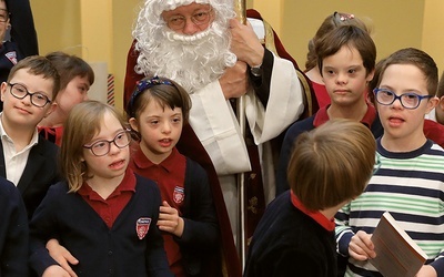 Abp Grzegorz Ryś wcielił się w św. Mikołaja i ugościł w swoim biskupim domu gromadkę dzieci z zespołem Downa.