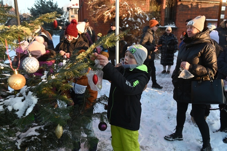 Wspólne ubieranie choinki