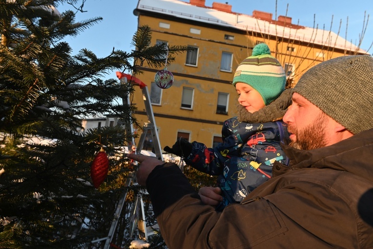 Wspólne ubieranie choinki