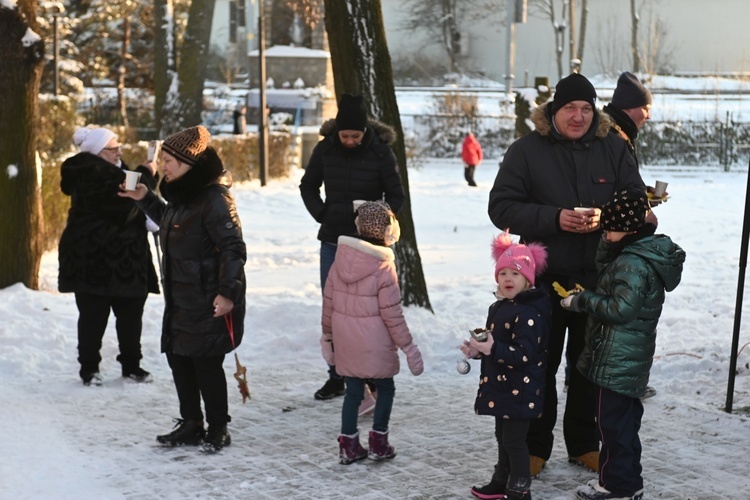 Wspólne ubieranie choinki