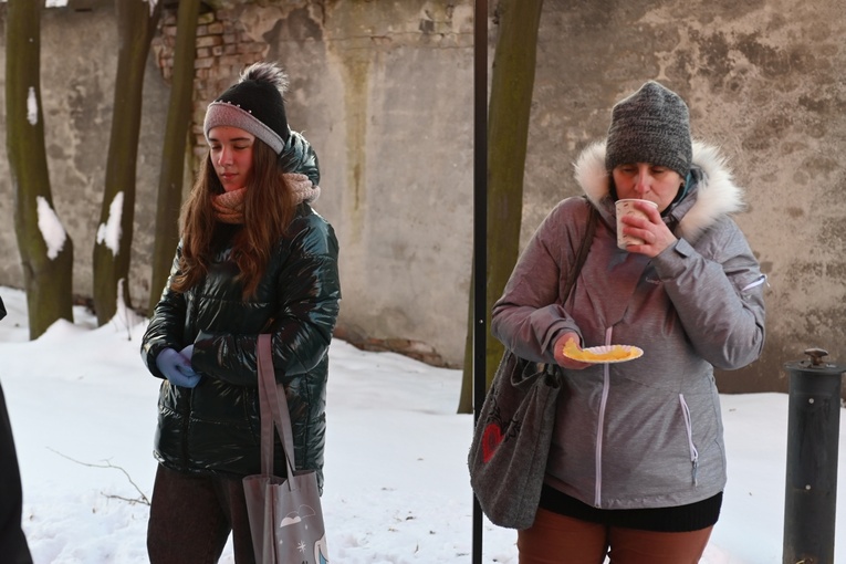 Wspólne ubieranie choinki