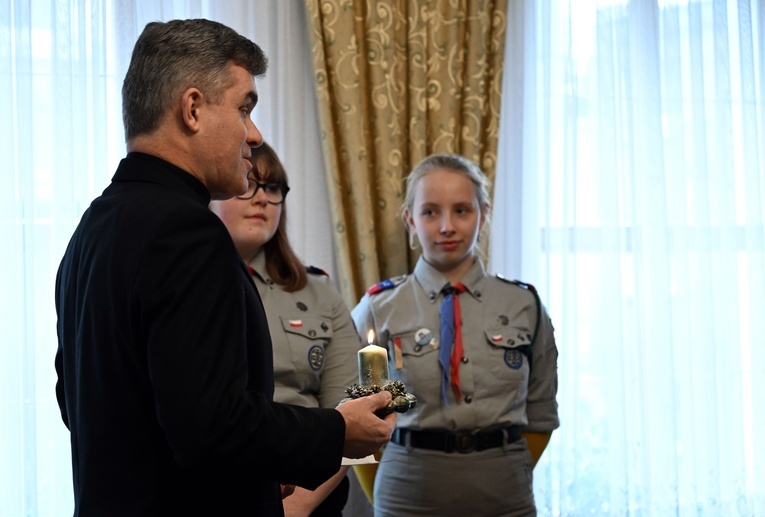 Betlejemskie Światło Pokoju w domu biskupim