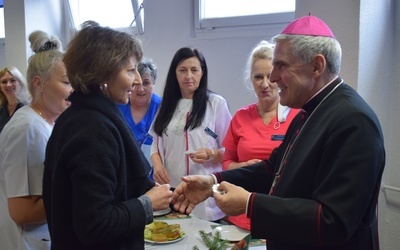 Moment składania sobie świątecznych życzeń.