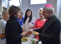 Moment składania sobie świątecznych życzeń.