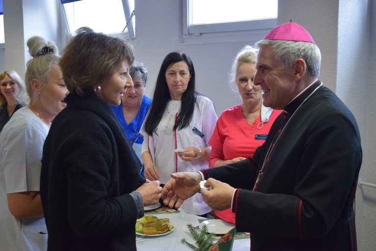 Moment składania sobie świątecznych życzeń.