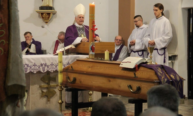 Ks. Damian Plesiński spoczął na cmentarzu w Lubomi