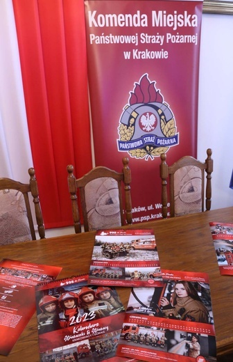 Prezentacja dobroczynnego kalendarza strażackiego na 2023 r.
