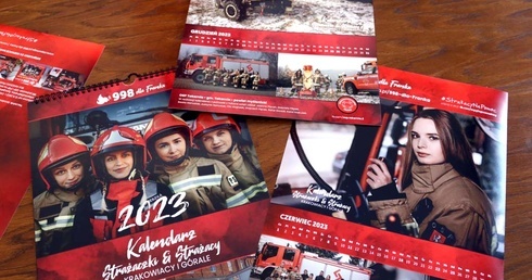 Prezentacja dobroczynnego kalendarza strażackiego na 2023 r.