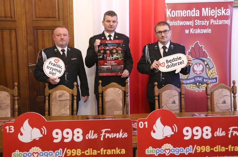 Prezentacja dobroczynnego kalendarza strażackiego na 2023 r.