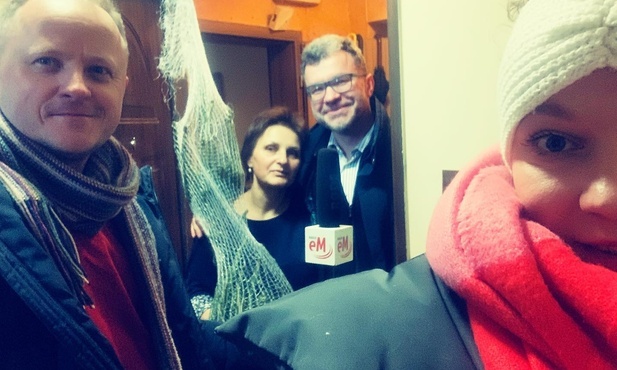 Radio eM rozdawało choinki tuż przed Świętami Bożego Narodzenia