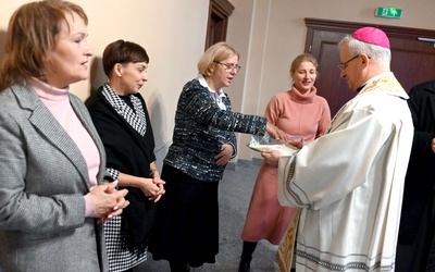 Biskup podzielił sie z pracownikami kurii opłatkiem.