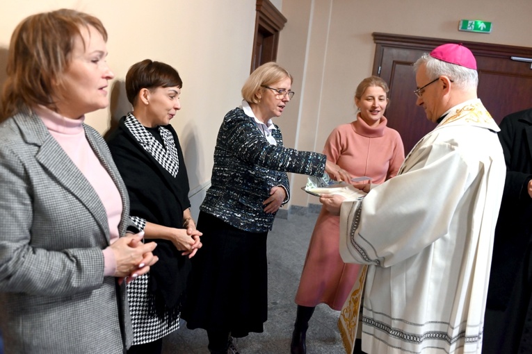 Biskup podzielił sie z pracownikami kurii opłatkiem.