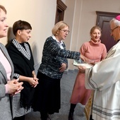 Biskup podzielił sie z pracownikami kurii opłatkiem.