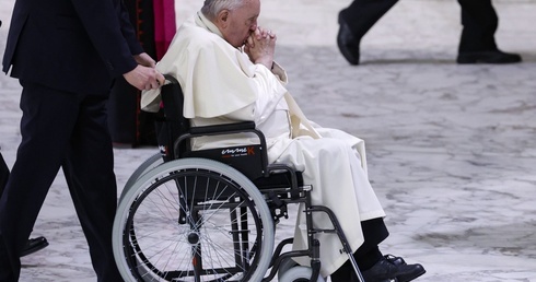 Kardynał Krajewski: papież ma złamane serce z powodu Ukrainy