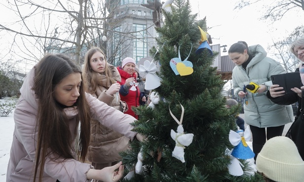 Kard. Krajewski dotarł z pomocą humanitarną do Kijowa