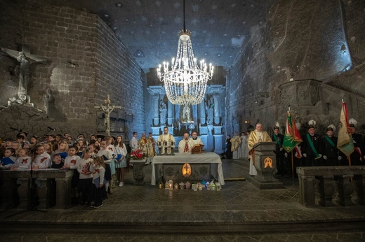 Wieliccy górnicy z kopalni soli jako pierwsi powitali Nowonarodzonego