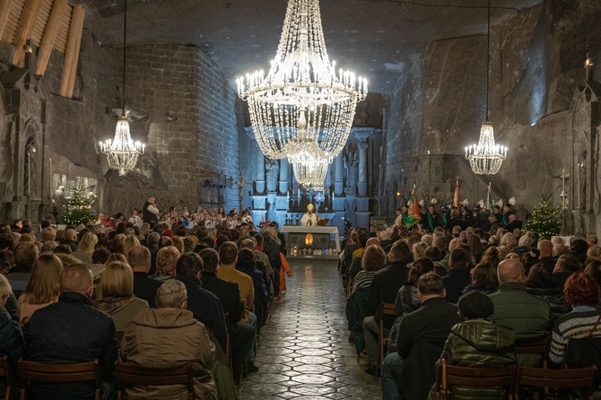 Wieliccy górnicy z kopalni soli jako pierwsi powitali Nowonarodzonego