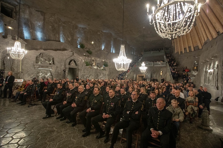 Wieliccy górnicy z kopalni soli jako pierwsi powitali Nowonarodzonego