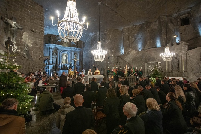 Wieliccy górnicy z kopalni soli jako pierwsi powitali Nowonarodzonego