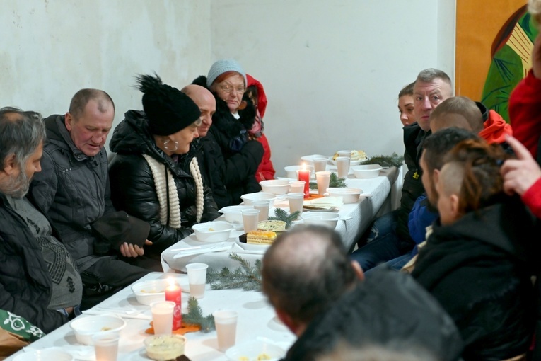 Wałbrzych. Ponad 100 osób na wigilii Caritas