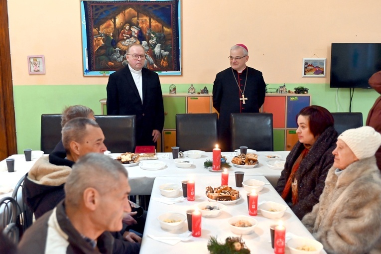 W Świdnicy do wieczerzy z najuboższymi usiadł bp Marek Mendyk.