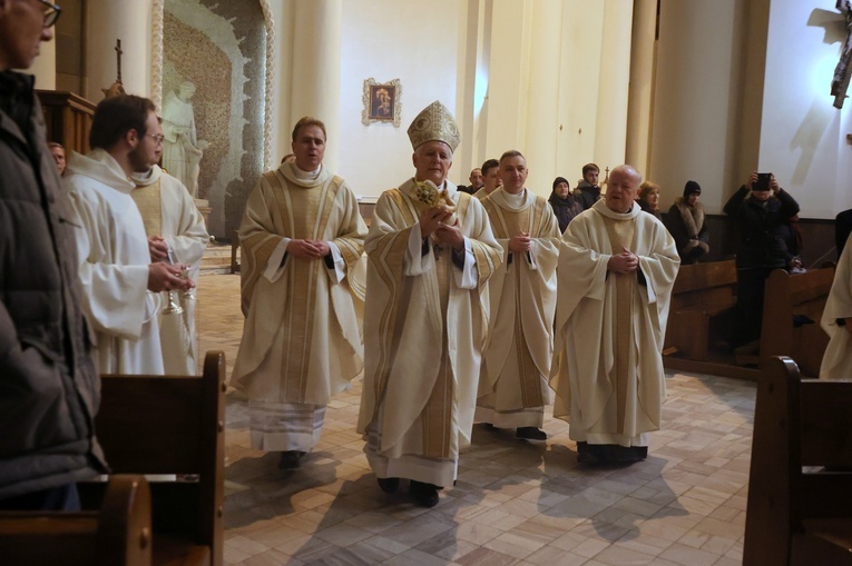 Bp Szkudło na Pasterce: Bóg chrześcijan to Bóg paradoksów