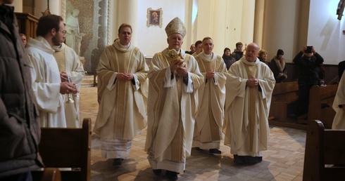 Bp Szkudło na Pasterce: Bóg chrześcijan to Bóg paradoksów