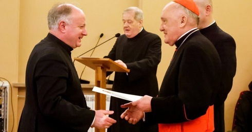 Kard. Nycz odznaczył kapłanów godnościami kościelnymi