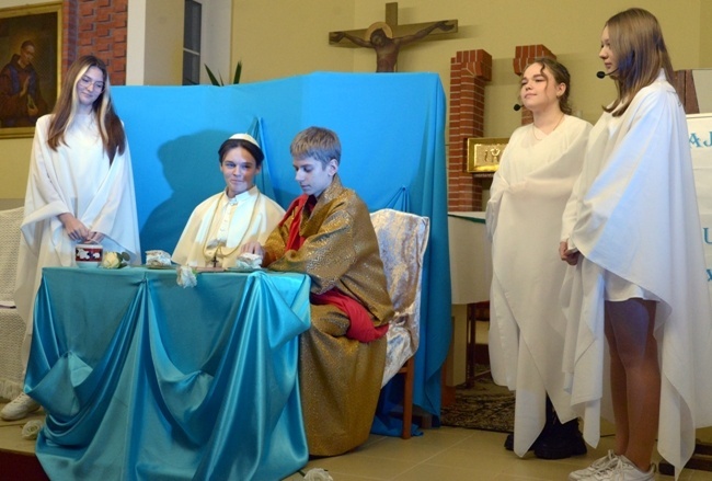 2022.11.06 - Spektakl o św. Janie Pawle II przygotowany przez młodzież z XII LO w Radomiu.