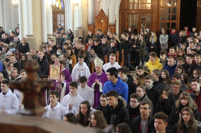 2022.04.01 - W radomskiej katedrze odbyły się rekolekcje wielkopostne dla uczniów z 13 szkół ponadpodstawowych.