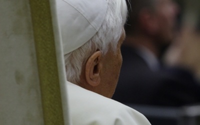Watykan: stan Benedykta XVI ciężki, ale jest przytomny