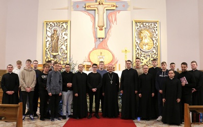 Uczestnicy z bp. Markiem Solarczykiem, ojcami duchownymi i alumnami.