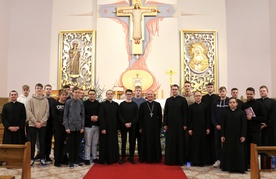 Uczestnicy z bp. Markiem Solarczykiem, ojcami duchownymi i alumnami.