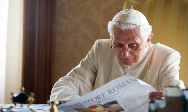 Hołd zmarłemu Benedyktowi XVI składają ludzie Kościoła, głowy państw, politycy