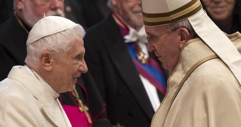 Sytuacja po śmierci Benedykta XVI jest tak niecodzienna, jak była od jego rezygnacji