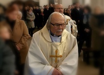 Ks. Bogusław Zawierucha codziennie służy chorym, cierpiącym - teraz sam potrzebuje modlitewnego wsparcia.