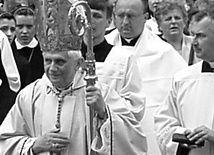 Kard. Joseph Ratzinger, przyszły papież, przed radomską katedrą podczas wizyty w Radomiu 25 maja 2002 roku.