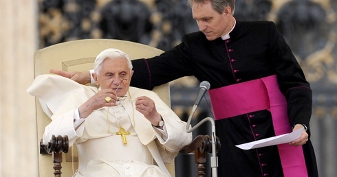 Abp Gänswein: Benedykt XVI nie był "nieczułym papieskim automatem"