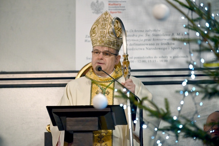 Bp Marek Mendyk w czasie uroczystej Mszy św.