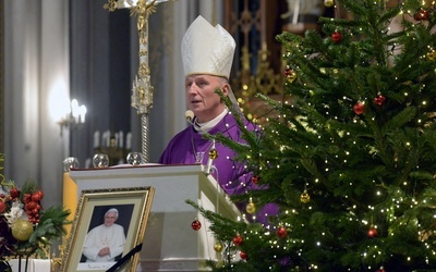 - Mamy czerpać z tego, co jest Bożą mądrością, świętością, tym dzielić się i to objawiać innym - mówił ordynariusz radomski.