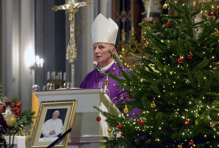 - Mamy czerpać z tego, co jest Bożą mądrością, świętością, tym dzielić się i to objawiać innym - mówił ordynariusz radomski.