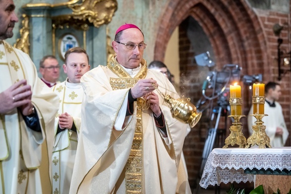 Abp Polak: dziękujemy za życie Mikołaja Kopernika i jego twórczą pracę