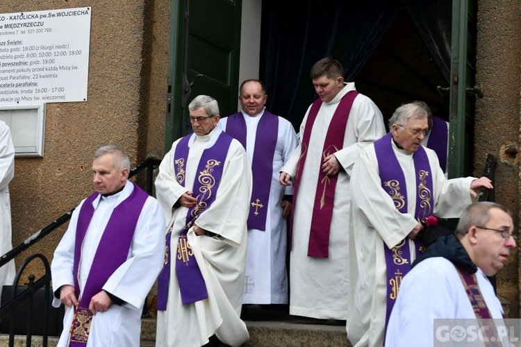 Międzyrzecz. Pogrzeb śp. ks. prałata Mieczysława Derenia