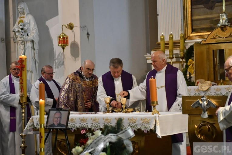 Międzyrzecz. Pogrzeb śp. ks. prałata Mieczysława Derenia