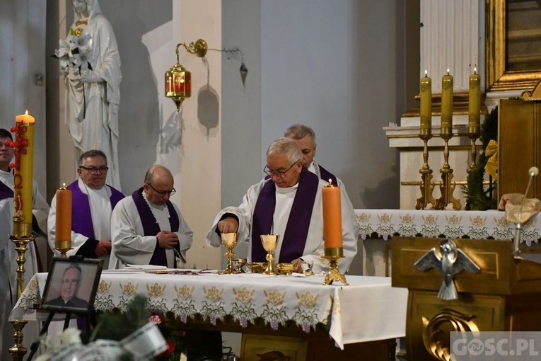 Międzyrzecz. Pogrzeb śp. ks. prałata Mieczysława Derenia