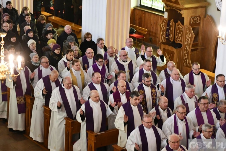 Międzyrzecz. Pogrzeb śp. ks. prałata Mieczysława Derenia