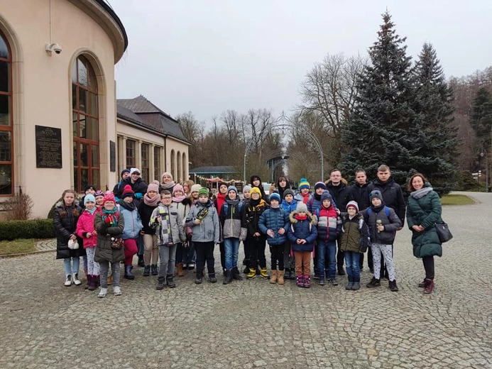 Z wałbrzyskiej kolegiaty zabrali dzieci do Kudowy-Zdroju